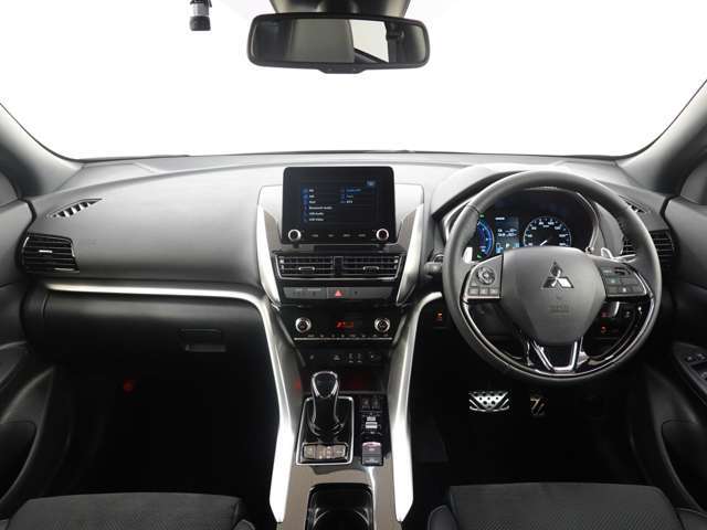 機能性をデザインに活かした、スタイリッシュなインパネ回りです。