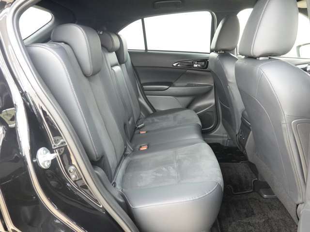 居住性の良いリヤシート。車内はクリーニング済みで、清潔な状態に保たれております。