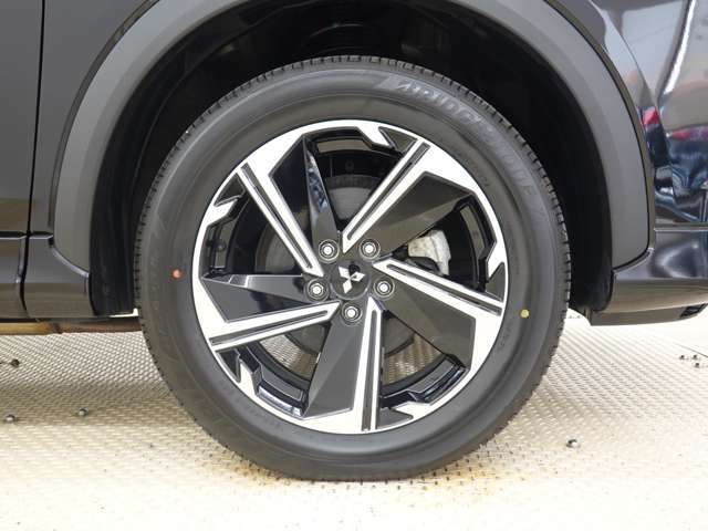 三菱純正アルミホイールです。タイヤサイズは225/55R18です。