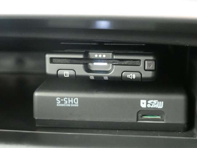 助手席グローブボックス上部に、ETC車載器とドライブレコーダーのSDカードを入れるユニットが装備されております。