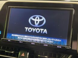 【純正9型ナビ】人気の純正ナビを装備しております。ナビの使いやすさはもちろん、オーディオ機能も充実！キャンプや旅行はもちろん、通勤や買い物など普段のドライブも楽しくなるはず♪