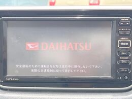 【純正ナビ】人気の純正ナビを装備しております。ナビの使いやすさはもちろん、オーディオ機能も充実！キャンプや旅行はもちろん、通勤や買い物など普段のドライブも楽しくなるはず♪