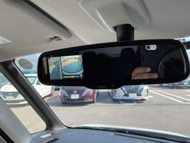 [スマートルームミラー]車両後方をミラーに映し出すため、悪天候の時でも視界は良好♪