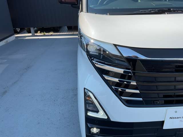 最新式はLEDヘッドランプですね。瞬時に明るい光が夜間の運転をぐっと楽にしてくれますよ。