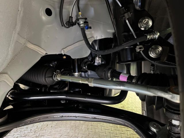 お車を安心してお乗りいただく為には、足回りの定期点検が欠かせません。サービスサポート（有償保証）では無料点検もご提供しており、安心のカーライフをお過ごしいただけるサポート体制が整っています。