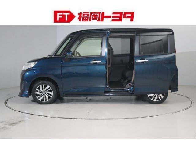 スライドドアは狭い場所での乗り降りにとても便利です。