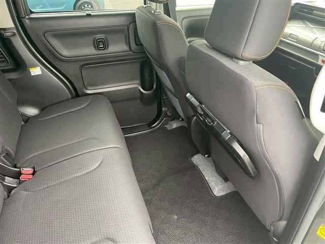 セカンドシート　気になるシミ、汚れもなく良好なコンディションです。