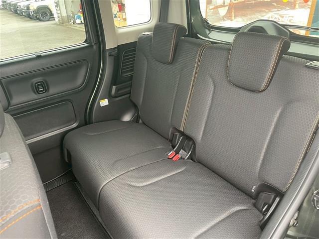 セカンドシート　気になるシミ、汚れもなく良好なコンディションです。