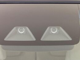 【スマートアシスト】走行中に前方の車両等を認識し、衝突しそうな時は警報とブレーキで衝突回避と被害軽減をアシスト。より安全にドライブをお楽しみいただけます。