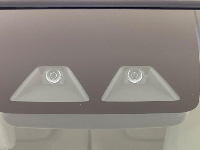 【スマートアシスト】走行中に前方の車両等を認識し、衝突しそうな時は警報とブレーキで衝突回避と被害軽減をアシスト。より安全にドライブをお楽しみいただけます。