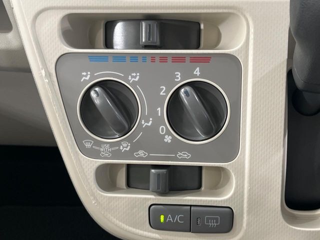 寒い冬も暑い夏も全席に快適な空調を届けてくれる、ダイヤル式エアコンを装備♪
