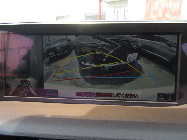 パノラミックビューモニターは車両の前後左右に搭載したカメラから取り込んだ映像を合成し、上から車両を見下ろした様な映像をナビ画面に表示。運転席から目視しにくい車両周辺の状況をリアルタイムで確認できます。