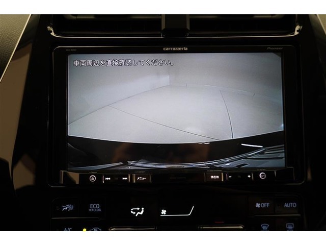 バックモニターがあれば車庫入れ時など、後ろが確認できて安心です。運転に自信がない方にはおすすめの装備です。ただし、バック時目視での確認も忘れずに。