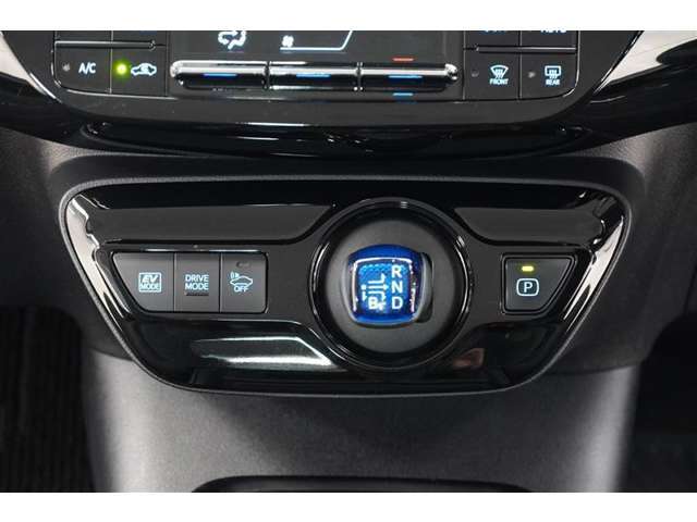 EVモードは電気モーターのみを使って走行するモードです。深夜の住宅街、屋内駐車場でエンジン騒音や排気ガスを気にすることなく走行できます。