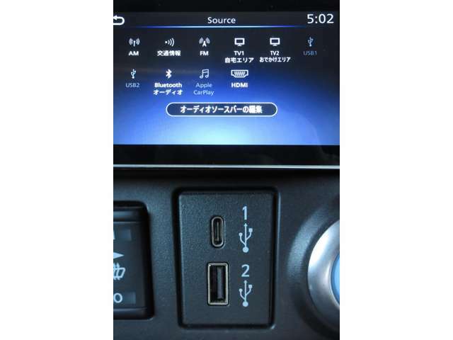 USBタイプA・タイプC・HDMI接続が可能です。Apple CarPlayやAndroid Auto連携機能もあります。