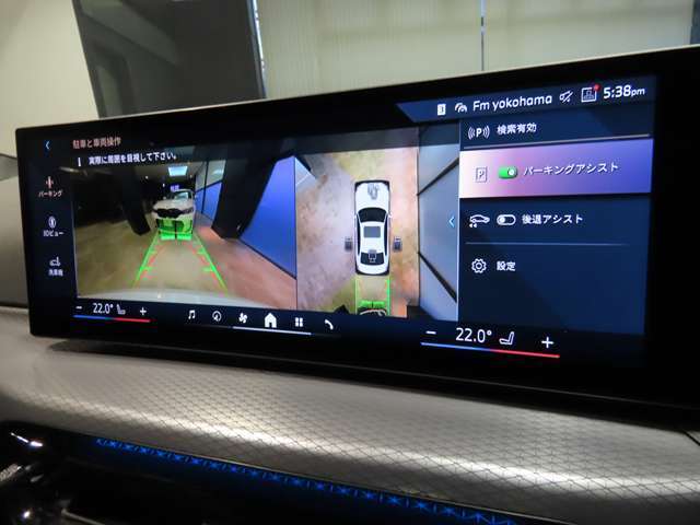リアビューカメラ。ガイドラインとパークディスタンスコントロールで安全に車庫入れ可能。