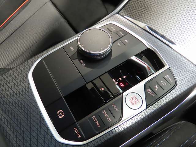 トグルスイッチ式のセレクターレバーが、より直感的で快適な操作性を実現。