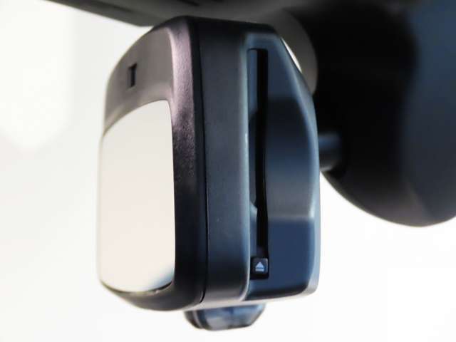 ETCカードはミラー側面より挿入します。