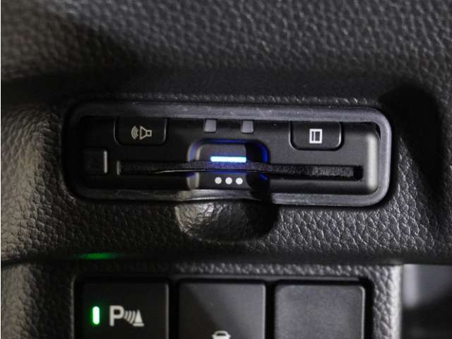 【チップアップ＆ダイブダウンシート】はね上げれば高さのある荷物、倒せば長い荷物も収まります。はね上げて、倒して変化するシートで使いやすさをアレンジ。