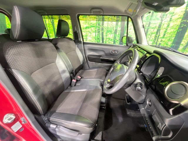 運転席シート廻りは使用感も少なく、良好な状態となっています。丁寧に使われていたことがよくわかりますね。