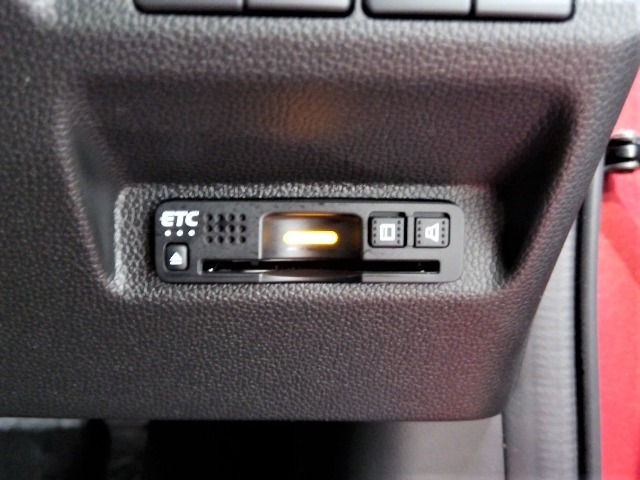 有料道路をキャッシュレスで通行できるETC車載器付きです。運転席足元に設置されています。ETCセットアップ費用は含まれておりません。別途必要となります。
