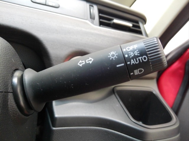 オートヘッドライト標準装備です。車外の明るさに応じて自動的にヘッドライトの点灯・消灯をしてくれます。トンネルの出入り口などで活躍してくれます。