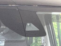 【三菱e-Assist】走行中に前方の車両等を認識し、衝突しそうな時は警報とブレーキで衝突回避と被害軽減をアシスト。より安全にドライブをお楽しみいただけます。