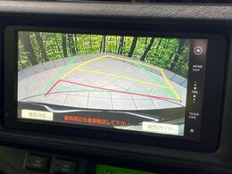 【バックカメラ】駐車時に後方がリアルタイム映像で確認できます。大型商業施設や立体駐車場での駐車時や、夜間のバック時に大活躍！運転スキルに関わらず、今や必須となった装備のひとつです！