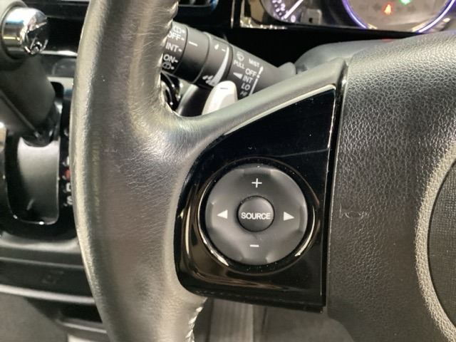 ステアリングスイッチがついていますので、オーディオのチャンネル変更、ボリューム、ジャンル変更が操作可能です。ハンドルから手を離さず安全に操作できます。