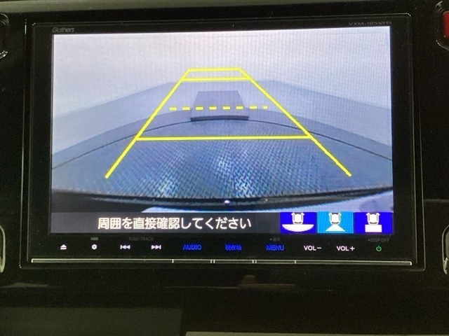 バックでの車庫入れも安心です！　リアカメラが付いているバックモニター付のナビを装備しております。操作線もついており距離感も画面から確認できます。