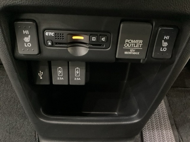 前席の左右別々のシートヒータースイッチが付いており、2段階で温度設定ができます。その間にETCやアクセサリーソケットが、下には充電可能なUSB端子が2個、外部入力用のUSB端子が1個ついています。