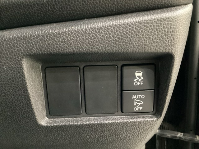 VSA装備車です。VSAはドライバーの操作と車の動きを見守っています。もし車の挙動が乱れたとき、4輪別々にブレーキをかけたり、エンジンパワーをしぼることによって車を安定させます。
