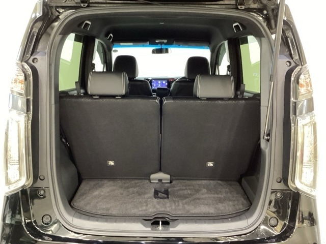 開口部も広く荷物の積み下ろしもしやすいお車となっております。シートを前方にスライドさせれば、さらに荷室を広げられます。また、床下にも収納スペースがあります。