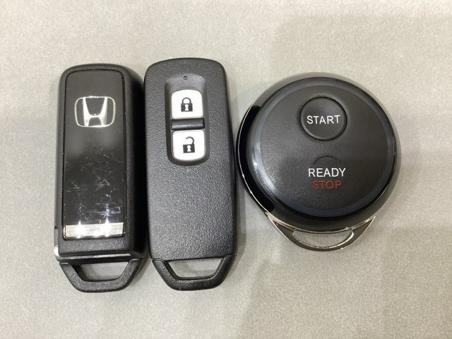 スマートキーを装備しています。鍵を差し込むことなくドアロックの開け閉めと、スタートボタン操作でのエンジンスタートができます。加えて、純正リモコンエンジンスターター用の操作キーもついています。