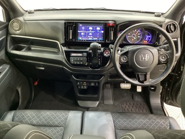 車内は光触媒抗菌消臭施工済です。スタイリッシュなデザインでスポーティなインパネ周りを演出します。グローブボックスやカップホルダーのほかにトレーなどたくさんの収納スペースが付いています。