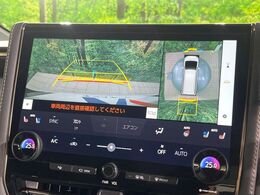 【パノラミックビューモニター】専用のカメラにより、上から見下ろしたような視点で360度クルマの周囲を確認することができます☆死角部分も確認しやすく、狭い場所での切り返しや駐車もスムーズに行えます。