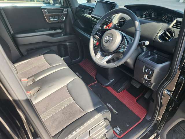 運転席周りきれいに掃除済みです