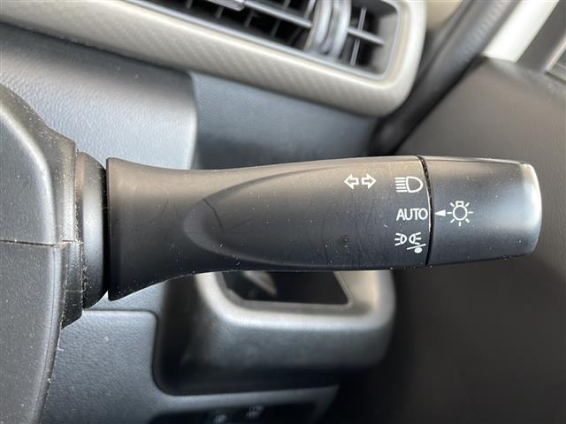 【オートライト（AUTO）】外の明るさをシステムが感知して、自動でヘッドライトが点灯します！ヘッドライトをつけ忘れを防ぐ便利機能です。