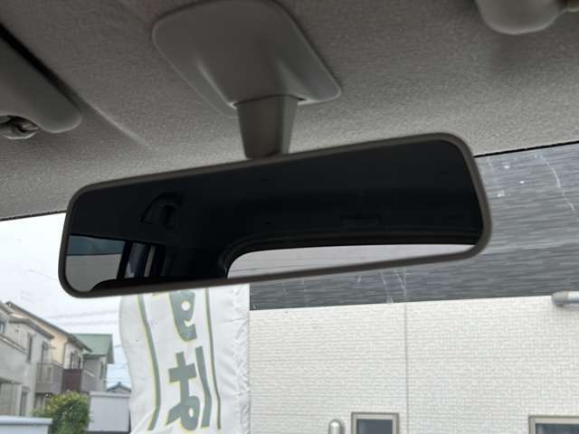 こちらバックミラーの写真になります！割れ等ありませんので、ご安心ください！中古車になりますと、ミラーは結構くすんで汚れていることが多いですが、くまなく清掃しておりますので、ご検討はお早めに！