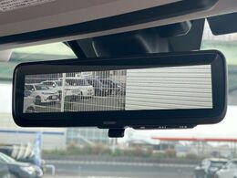 【スマートリヤビューミラー】後席の大きな荷物や同乗者で後方が確認しづらい時でも安心！カメラが撮影した車両後方の映像をルームミラー内に表示。クリアな視界で状況の確認が可能です！