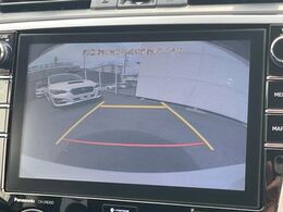 【バックカメラ】駐車時に後方がリアルタイム映像で確認できます。大型商業施設や立体駐車場での駐車時や、夜間のバック時に大活躍！運転スキルに関わらず、今や必須となった装備のひとつです！