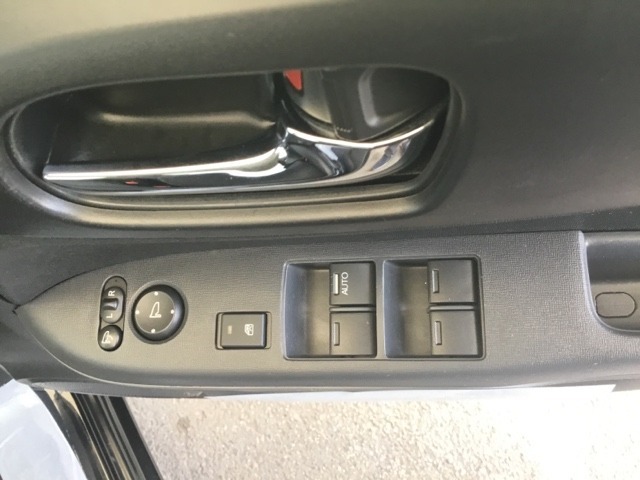 電動格納式リモコンドアミラーと、パワーウィンドウマスタースイッチ等は運転席ドアにあります。