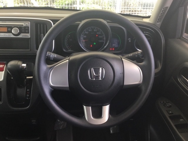 アイドリングストップ搭載。信号待ちなどで一時停車したとき、自動的にエンジンがストップ。燃費の節約になります。