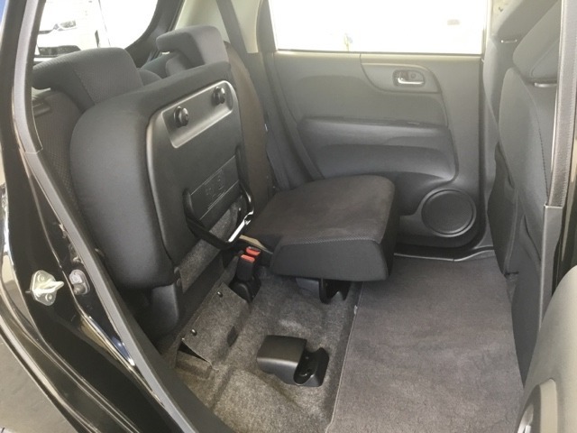 後席の座面をはね上げれば、高さのある荷物も積み込めます。