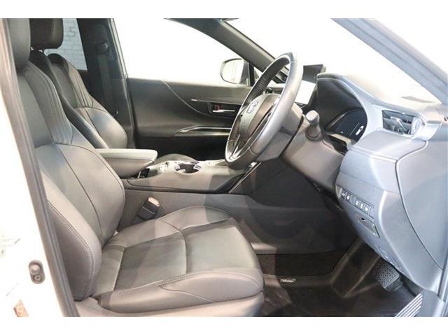 良好な視界とスムーズな乗り降りを実現した運転席。運転席はアイポイントを高くし視界良好です。体格に合わせてシートの位置をきめ細かく調節できるので、いつでも最適な運転姿勢をキープ。操作も軽く、ラクラクです