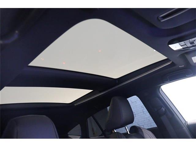 室内を明るくしてくれますので、開放感がアップするサンルーフ搭載！