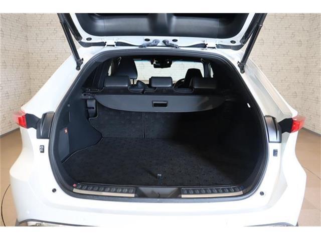 リアシートとトランクが繋がっているので、長尺ものでも収納がOK！買い物等で重宝しますよ！