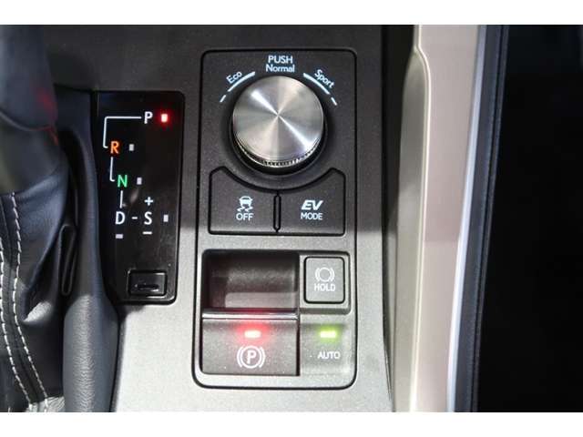 電動パーキングブレーキ付きなので、Pレンジに入れると自動でサイドブレーキがかかります♪　左足は使いませんよ☆