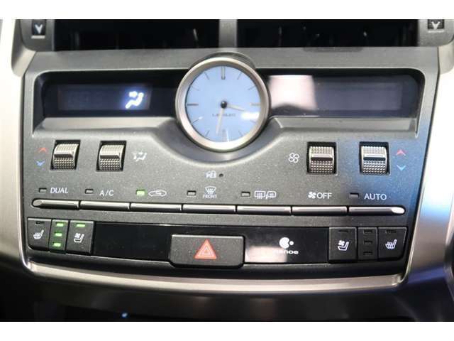デュアルオートエアコンは運転席と助手席で温度を変えることができるので、熱い寒いでの争いは無くなります＾＾）これは便利！