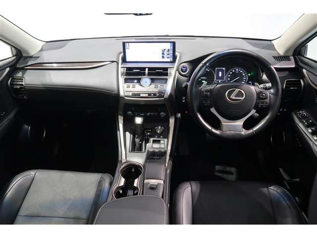 ☆運転中、ずっと視界に入るインストルメントパネル周りは、操作性が良く、機能性に優れ、尚且つ高級感もあるデザインですよ☆